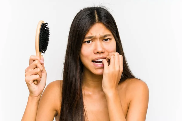 Ung Kinesisk Kvinna Som Håller Hårborste Isolerad Bita Naglar Nervös — Stockfoto