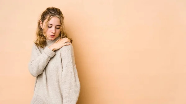 Jonge Blanke Vrouw Geïsoleerd Beige Achtergrond Met Een Schouder Pijn — Stockfoto