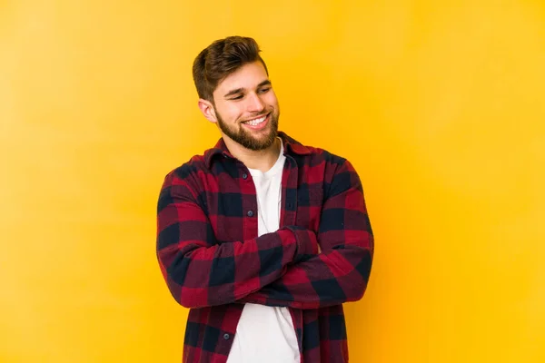 Jovem Caucasiano Isolado Fundo Amarelo Sorrindo Confiante Com Braços Cruzados — Fotografia de Stock