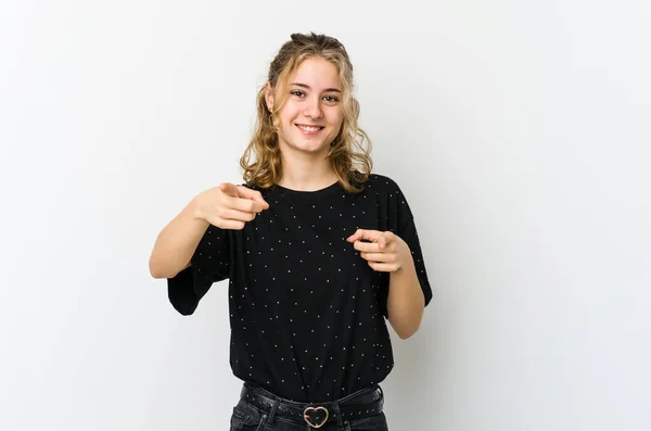 Jeune Femme Caucasienne Sur Fond Blanc Pointant Vers Avant Avec — Photo