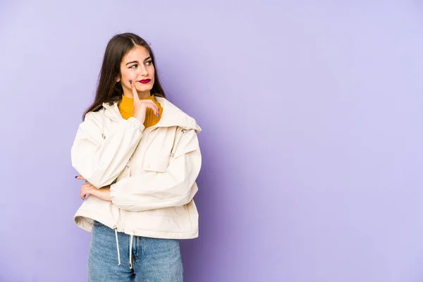 Giovane Donna Caucasica Isolata Sfondo Viola Contemplare Pianificare Una Strategia — Foto Stock