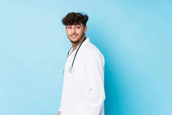 Молодий Арабський Лікар Ізольований Виглядає Вбік Усміхненим Веселим Приємним — стокове фото