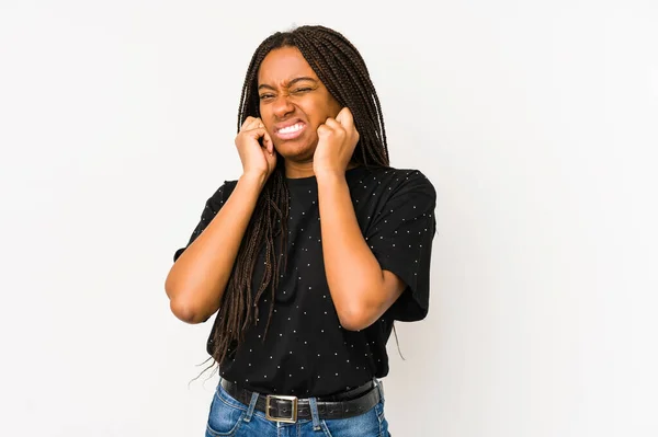 Mujer Afroamericana Joven Aislada Sobre Fondo Blanco Cubriendo Orejas Con — Foto de Stock