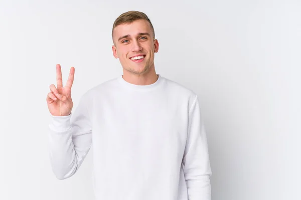 Jovem Caucasiano Fundo Branco Mostrando Sinal Vitória Sorrindo Amplamente — Fotografia de Stock