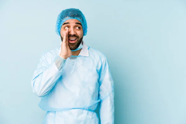 Ung Kirurg Latin Man Isolerad Ung Dis Säger Hemlig Het — Stockfoto