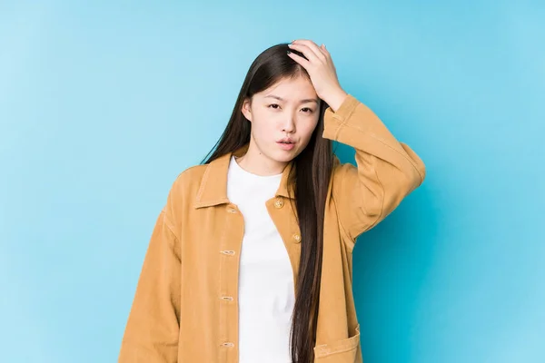 Joven Mujer China Posando Fondo Azul Aislado Cansado Muy Somnoliento — Foto de Stock