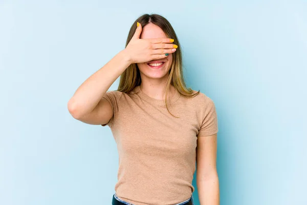 Mujer Joven Caucásica Aislada Sobre Fondo Azul Cubre Los Ojos — Foto de Stock