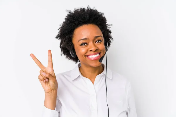 年轻的非洲裔美国电话推销员妇女孤立无援 快乐无忧无虑 用手指展示和平的象征 — 图库照片