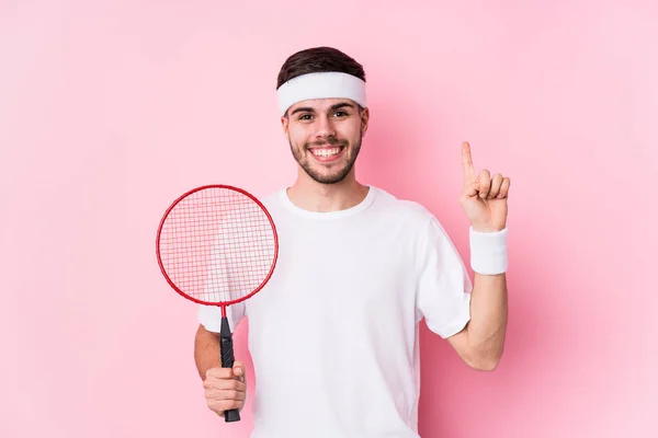 Jeune Homme Caucasien Jouant Badminton Isolé Ayant Une Bonne Idée — Photo