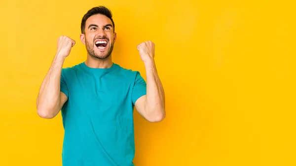 Jonge Kaukasische Man Geïsoleerd Gele Bakgrond Hef Vuist Een Overwinning — Stockfoto