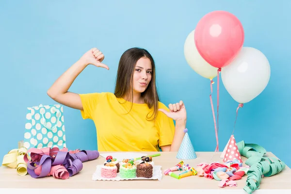 생일을 조직하는 코카서스 여성은 자랑스럽고 있습니다 — 스톡 사진