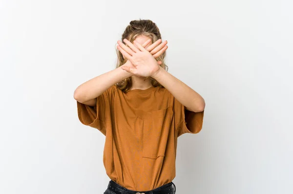 Jeune Femme Caucasienne Sur Fond Blanc Gardant Deux Bras Croisés — Photo