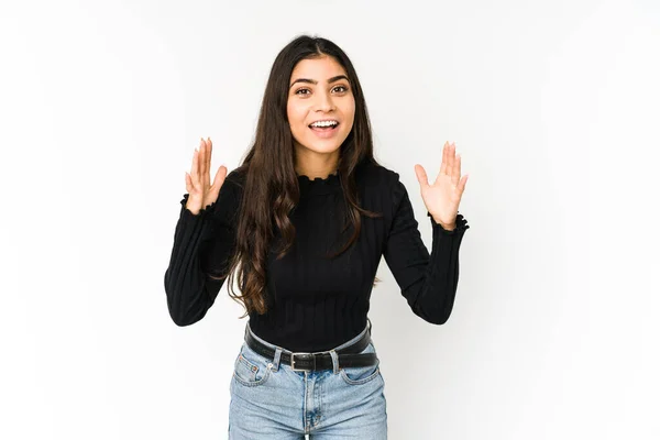 Jonge Indiase Vrouw Geïsoleerd Paarse Achtergrond Het Ontvangen Van Een — Stockfoto