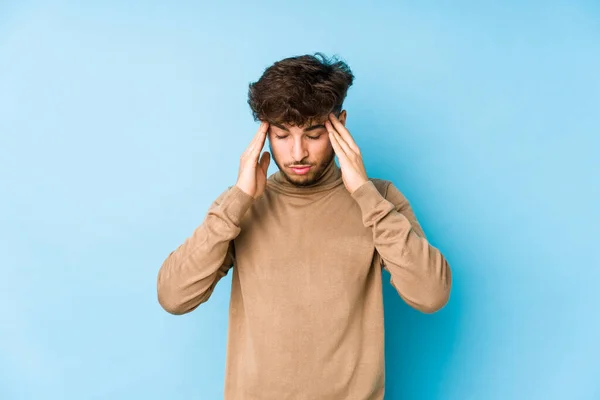 Junger Arabischer Mann Isoliert Berührt Schläfen Und Hat Kopfschmerzen — Stockfoto