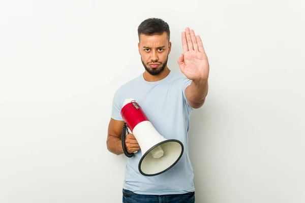 Ung Blandras Asiatisk Man Som Håller Megafon Stående Med Utsträckt — Stockfoto