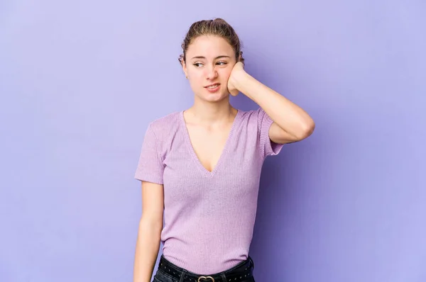 Mujer Joven Caucásica Sobre Fondo Púrpura Sufriendo Dolor Cuello Debido — Foto de Stock