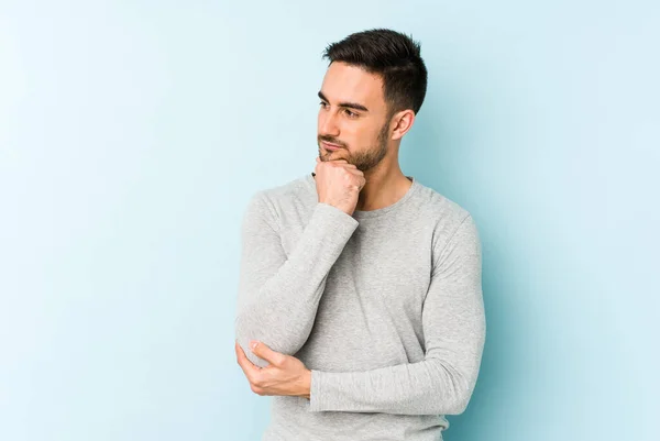 Young Caucasian Man Isolated Blue Background Looking Sideways Doubtful Skeptical — Stock Photo, Image