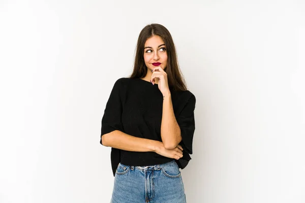 Mujer Joven Caucásica Aislada Sobre Fondo Blanco Relajado Pensando Algo — Foto de Stock