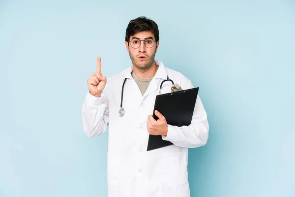 Young Doctor Man Isolated Blue Background Having Some Great Idea — Stock Photo, Image