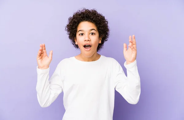 Menino Afro Americano Isolado Recebendo Uma Agradável Surpresa Animado Levantando — Fotografia de Stock