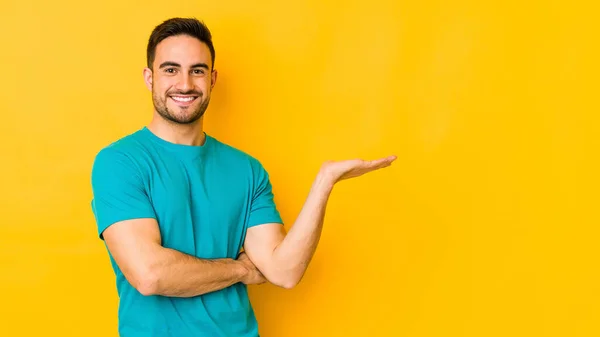 Giovane Uomo Caucasico Isolato Bakground Giallo Mostrando Uno Spazio Copia — Foto Stock