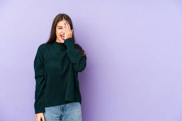 Jovem Mulher Caucasiana Isolada Fundo Roxo Divertindo Cobrindo Metade Rosto — Fotografia de Stock