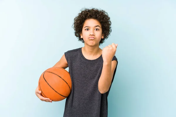 Ragazzo Che Gioca Basket Isolato Sfondo Blu Mostrando Pugno Alla — Foto Stock