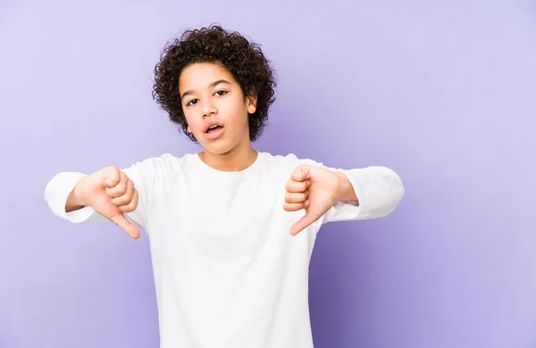 Menino Afro Americano Isolado Mostrando Polegar Para Baixo Expressando Antipatia — Fotografia de Stock