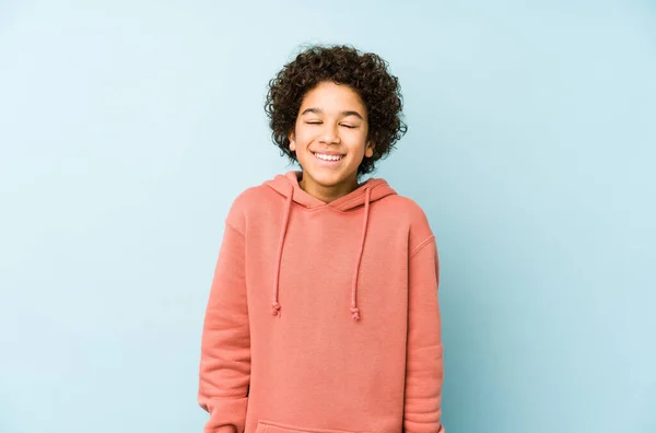 Niño Afroamericano Aislado Ríe Cierra Los Ojos Siente Relajado Feliz — Foto de Stock
