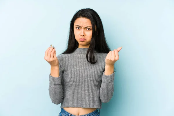 Jonge Chinese Vrouw Geïsoleerd Een Blauwe Achtergrond Waaruit Blijkt Dat — Stockfoto