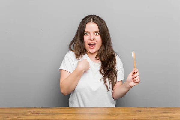 Young Size Curvy Woman Holding Toothbrush Surprised Pointing Himself Smiling — Stock Photo, Image