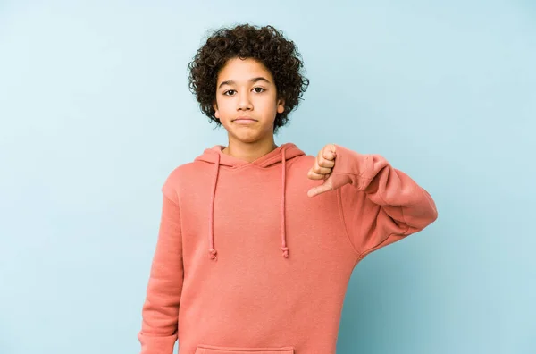 Rapazinho Afro Americano Isolado Mostrar Gesto Antipatia Com Polegares Para — Fotografia de Stock