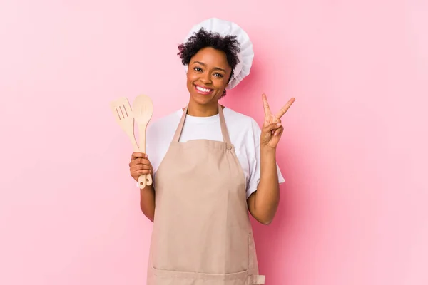 Jovem Africano Americano Cozinheiro Mulher Alegre Despreocupado Mostrando Símbolo Paz — Fotografia de Stock