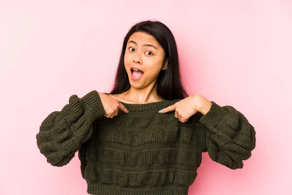 Jonge Chinese Vrouw Geïsoleerd Een Roze Achtergrond Verrast Wijzen Met — Stockfoto