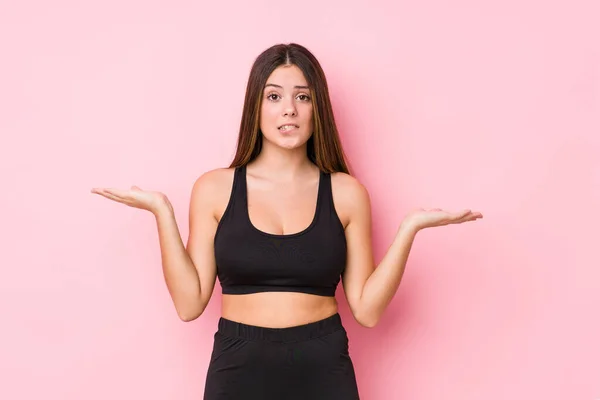 Young Fitness Caucasian Woman Isolated Confused Doubtful Shrugging Shoulders Hold — Stock Photo, Image
