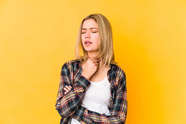 Jonge Blonde Blanke Vrouw Geïsoleerd Lijdt Pijn Keel Als Gevolg — Stockfoto