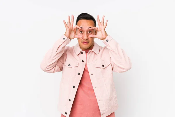 Ung Latinamerikansk Man Poserar Isolerad Hålla Ögonen Öppna För Att — Stockfoto