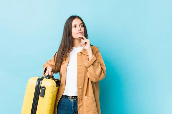 Joven Mujer Caucásica Sosteniendo Una Maleta Mirando Lado Con Expresión — Foto de Stock