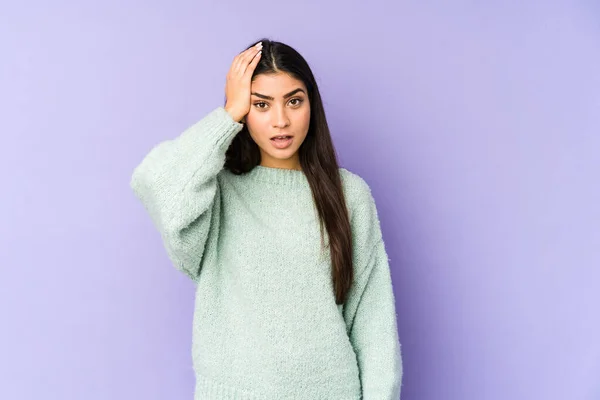 Jeune Femme Indienne Isolée Sur Fond Violet Étant Choquée Elle — Photo