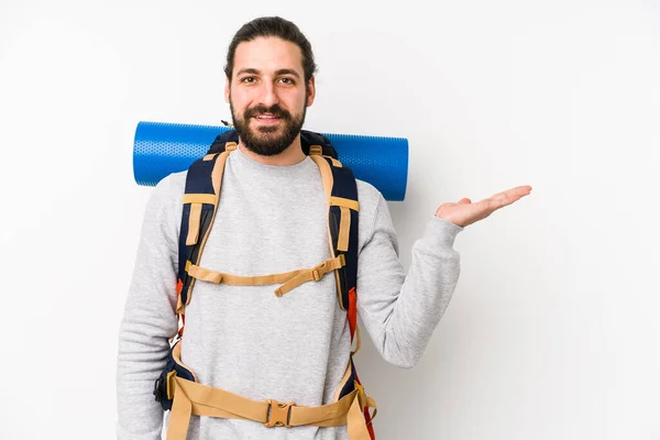 Homem Jovem Mochileiro Isolado Fundo Branco Mostrando Espaço Cópia Uma — Fotografia de Stock