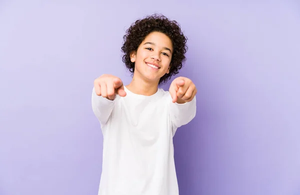 Menino Afro Americano Isolado Sorrisos Alegres Apontando Para Frente — Fotografia de Stock