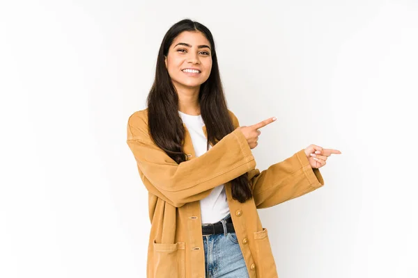 Jong Indisch Vrouw Geïsoleerd Paars Achtergrond Opgewonden Wijzend Met Wijsvingers — Stockfoto