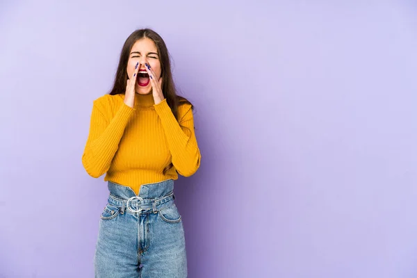 Giovane Donna Caucasica Isolato Sfondo Viola Gridando Eccitato Fronte — Foto Stock