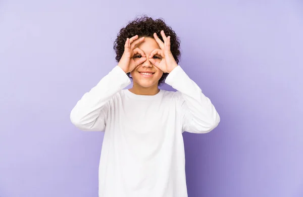 Africano Americano Menino Pequeno Isolado Mostrando Bem Sinal Sobre Olhos — Fotografia de Stock