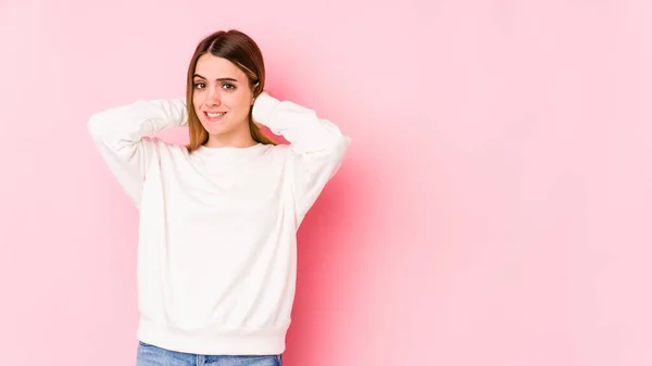 Mujer Joven Caucásica Aislada Sobre Fondo Rosa Tocando Parte Posterior —  Fotos de Stock