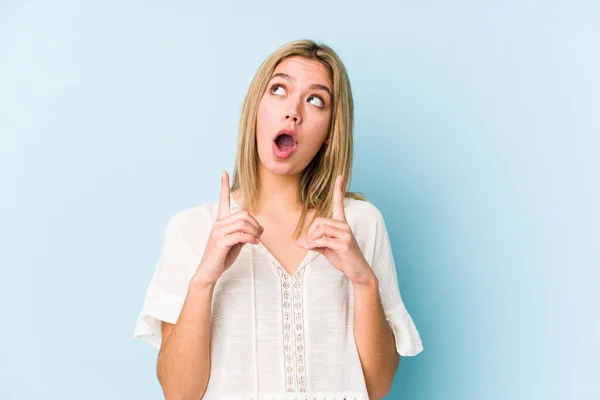 Young Blonde Caucasian Woman Isolated Pointing Upside Opened Mouth — Stock Photo, Image