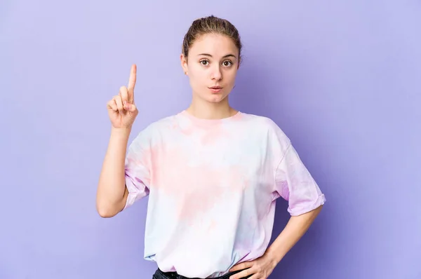 Молода Біла Жінка Фіолетовому Фоні Спрямована Вгору Відкритим Ротом — стокове фото