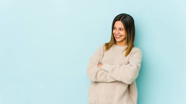 Mujer Joven Aislada Sobre Fondo Azul Sonriendo Confiada Con Los —  Fotos de Stock