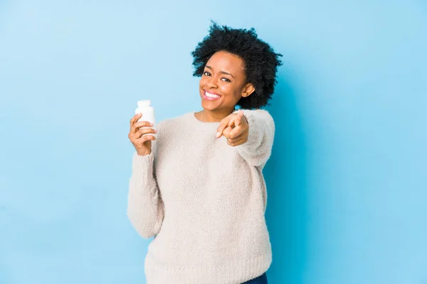 Mujer Afroamericana Mediana Edad Sosteniendo Una Botella Vitamina Sonrisas Alegres — Foto de Stock