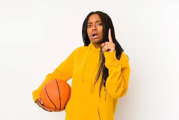 Junge Afrikanisch Amerikanische Basketballspielerin Isoliert Mit Einer Idee Einem Konzept — Stockfoto